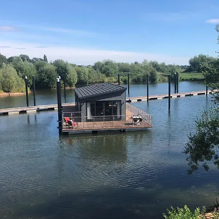 The Floating Home At Upton Exterior photo